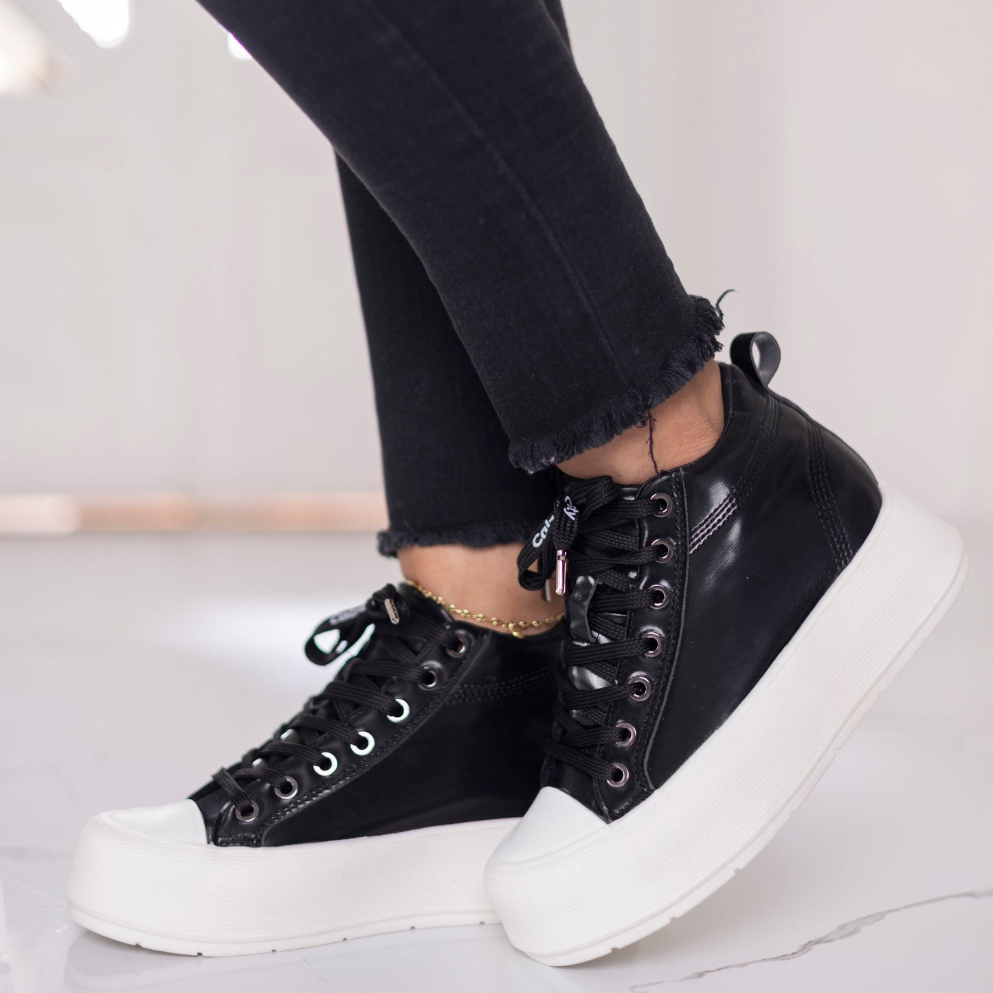 Tenis plataforma LARA en color negro para mujer
