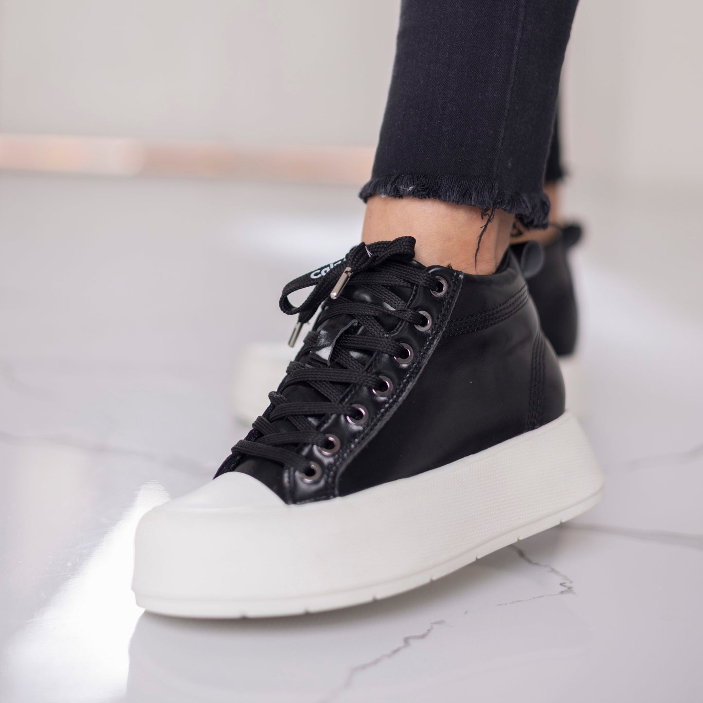 Tenis plataforma LARA en color negro para mujer