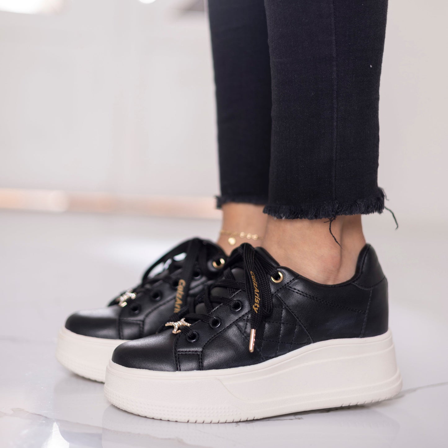 Tenis para dama negro estilo casual - Referencia ALMENDRA  | Calzaristy