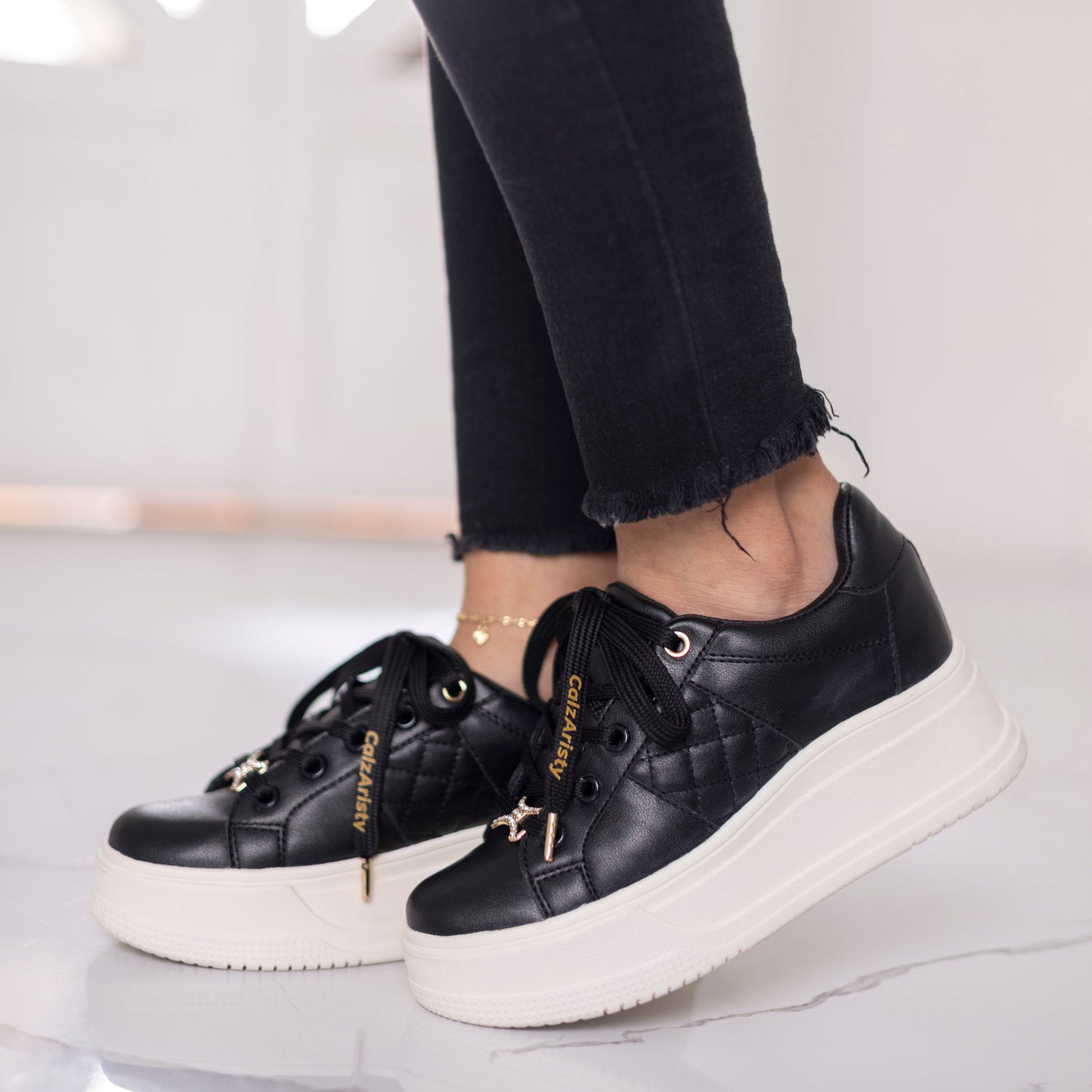 Tenis para dama negro estilo casual - Referencia ALMENDRA  | Calzaristy