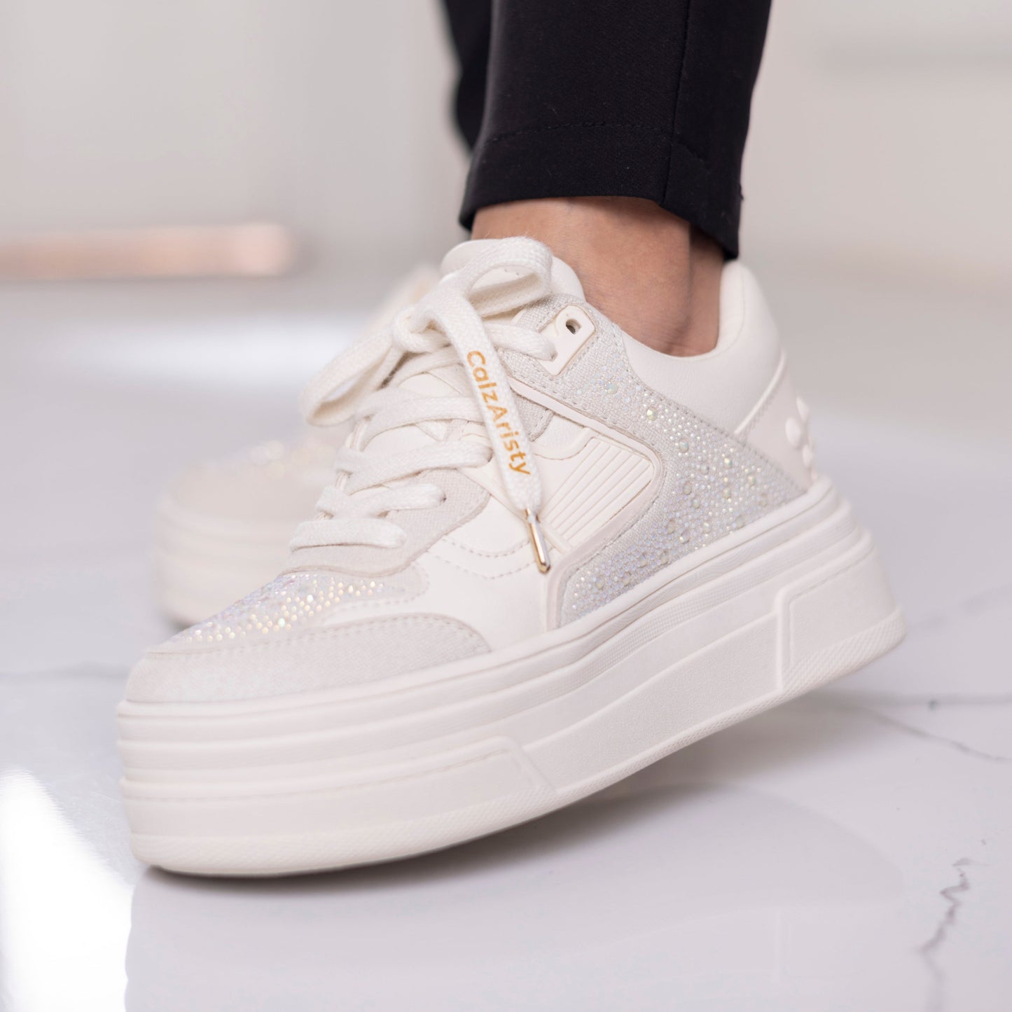 Tenis Beige para dama con plataforma y brillo – Ref. Cristal | Calzaristy Colombia