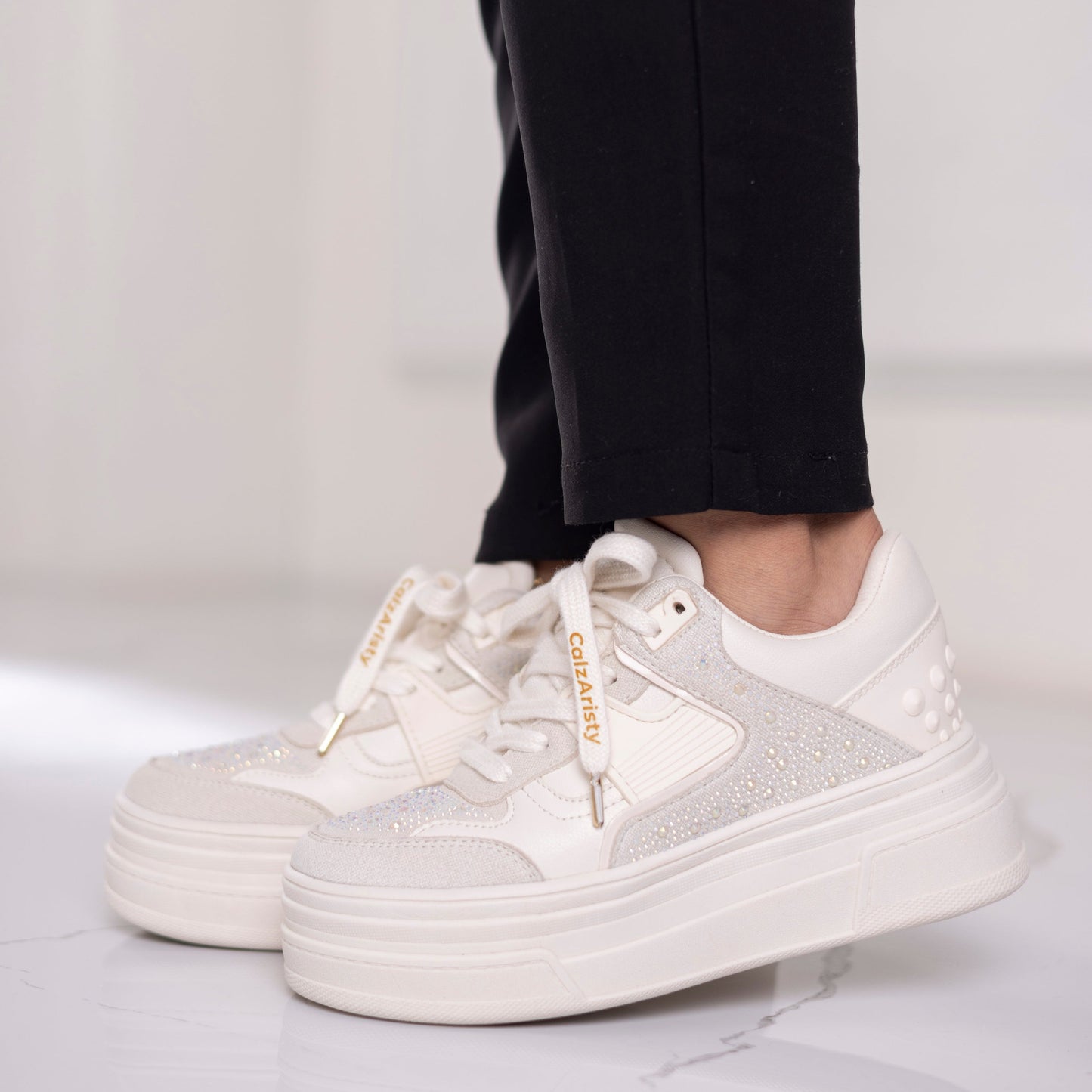 Tenis Beige para dama con plataforma y brillo – Ref. Cristal | Calzaristy Colombia