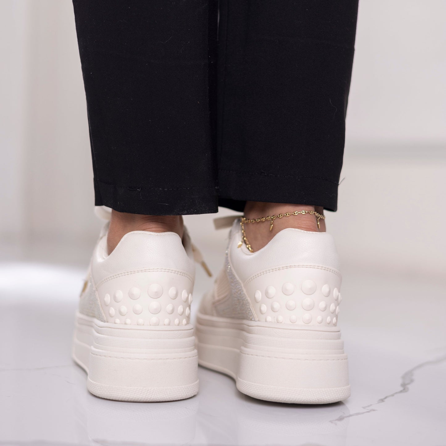 Tenis Beige para dama con plataforma y brillo – Ref. Cristal | Calzaristy Colombia