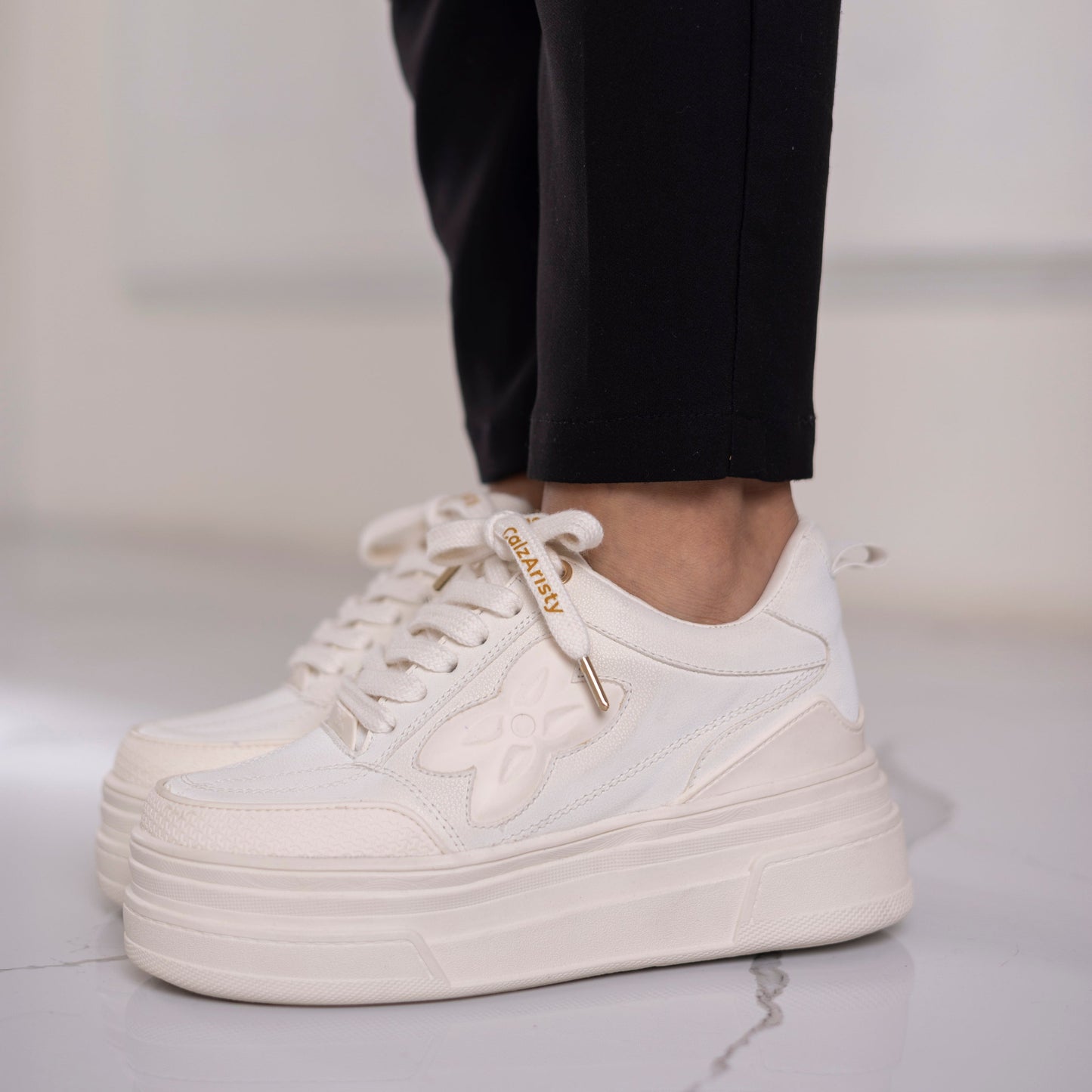 Zapatillas beige AMEL con plataforma elevada y diseño urbano | Calzaristy