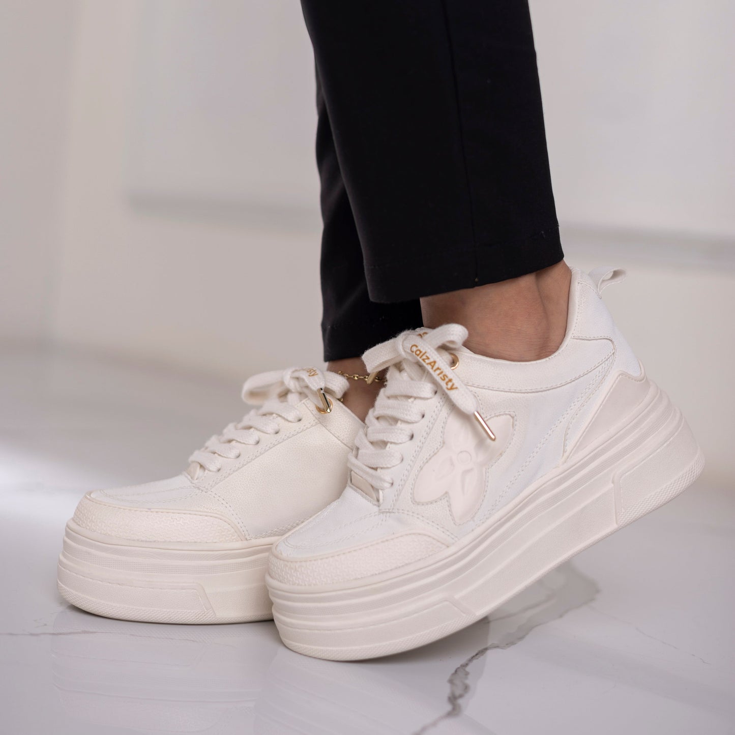 Zapatillas beige AMEL con plataforma elevada y diseño urbano | Calzaristy