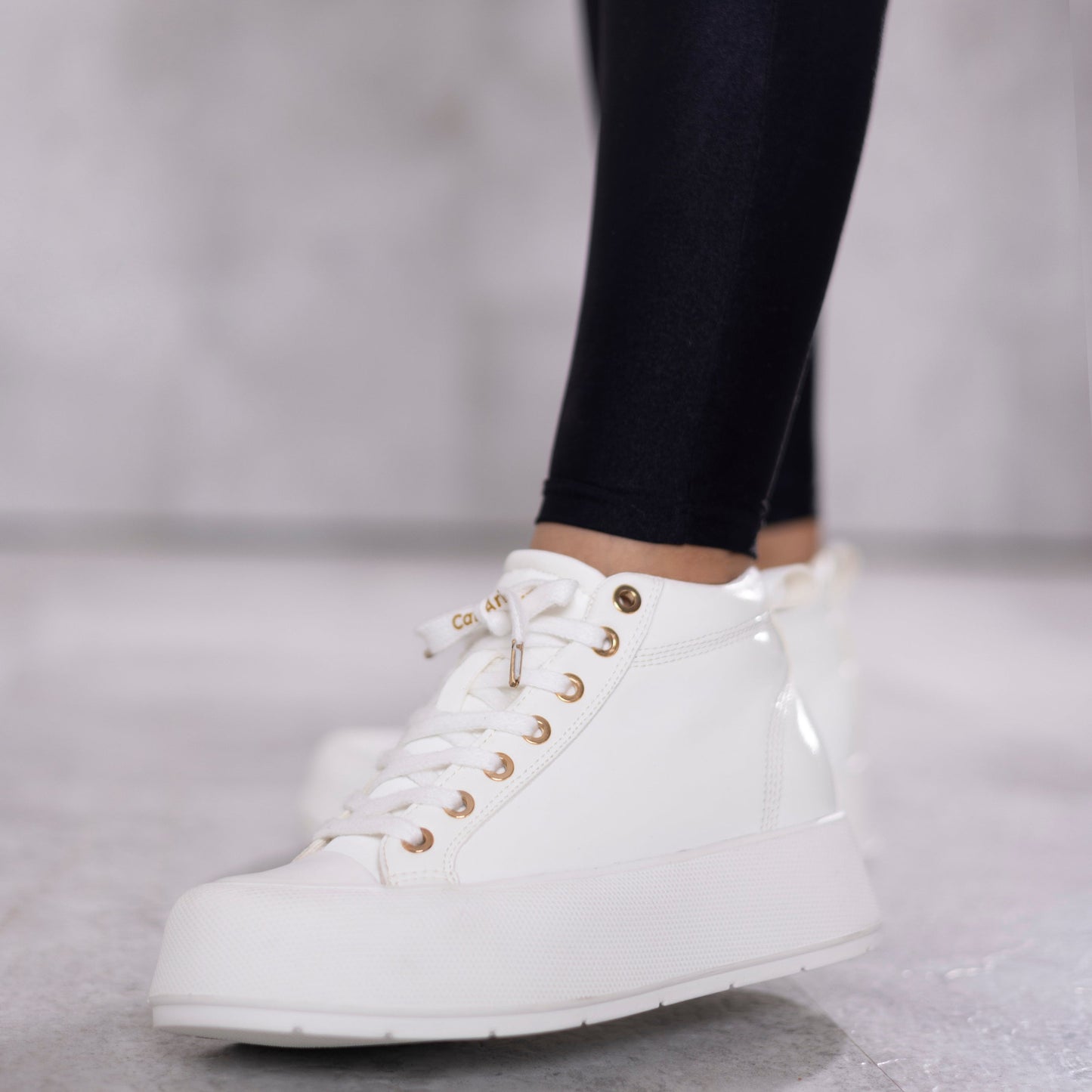 Tenis plataforma LARA en color blanco para mujer CalzAristy