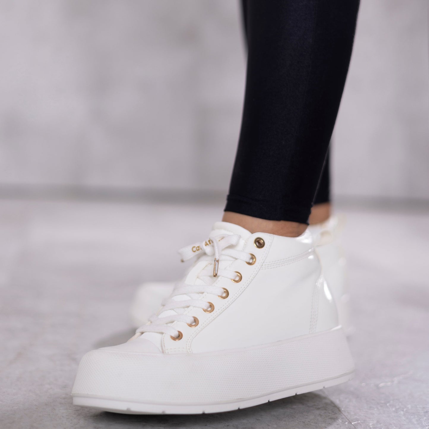 Tenis plataforma LARA en color blanco para mujer CalzAristy