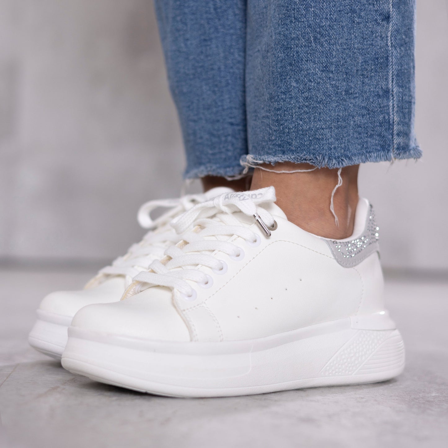 Zapatillas blancas con plateado AITANA con plataforma cómoda y diseño urbano | Calzaristy