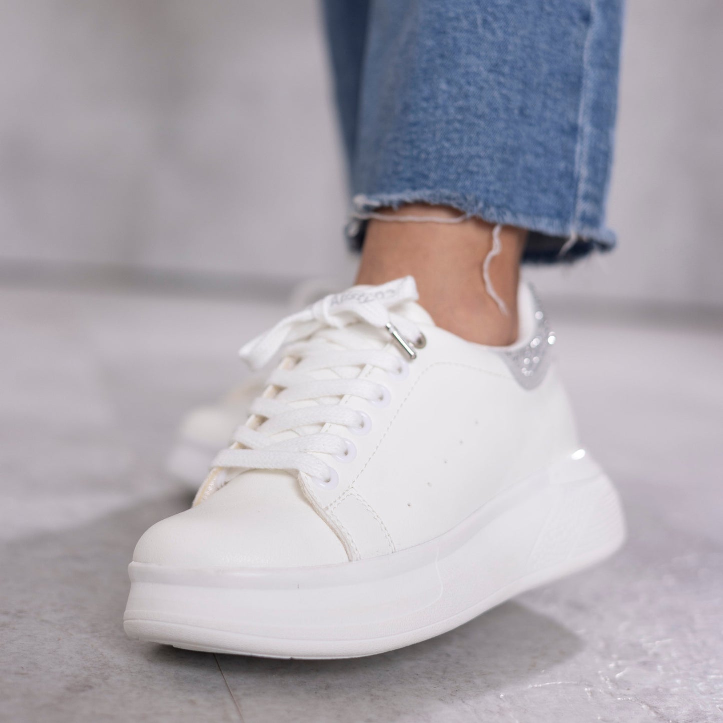 Zapatillas blancas con plateado AITANA con plataforma cómoda y diseño urbano | Calzaristy