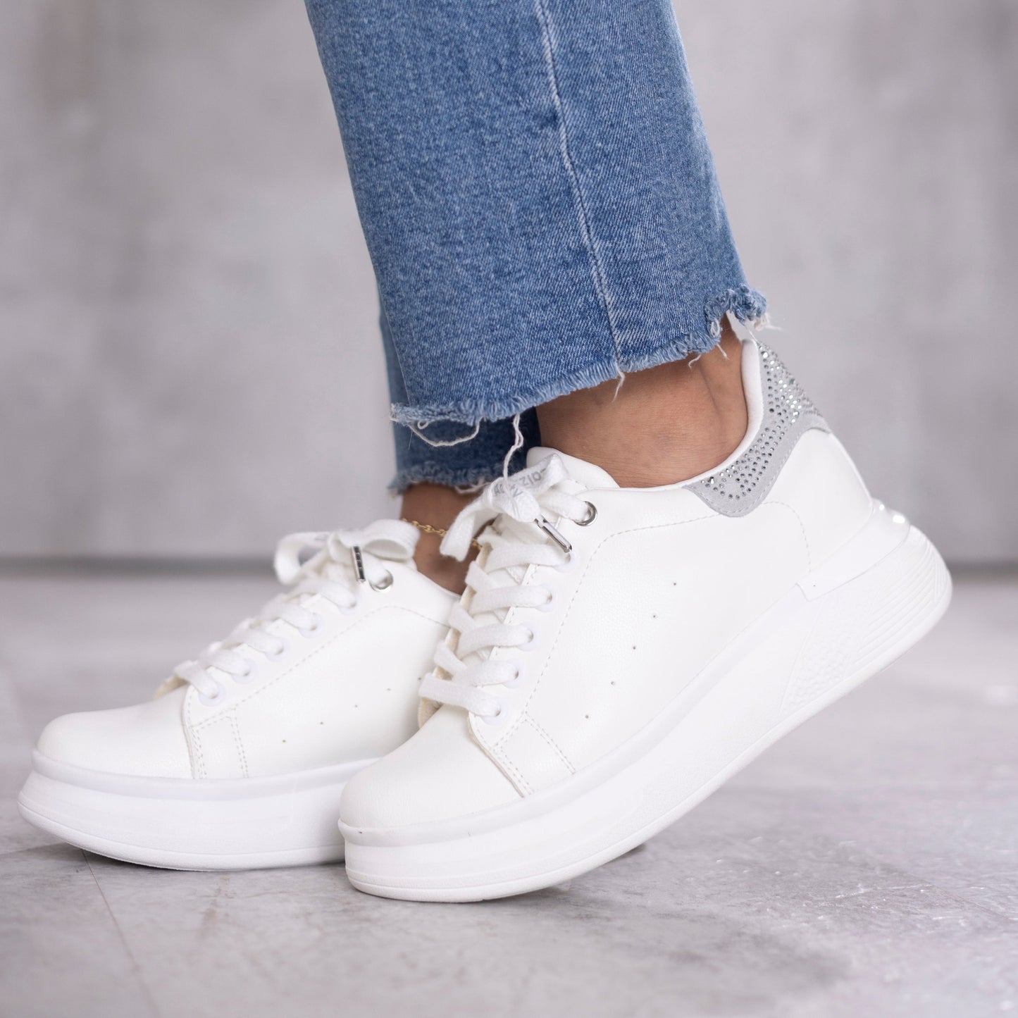 Zapatillas blancas con plateado AITANA con plataforma cómoda y diseño urbano | Calzaristy