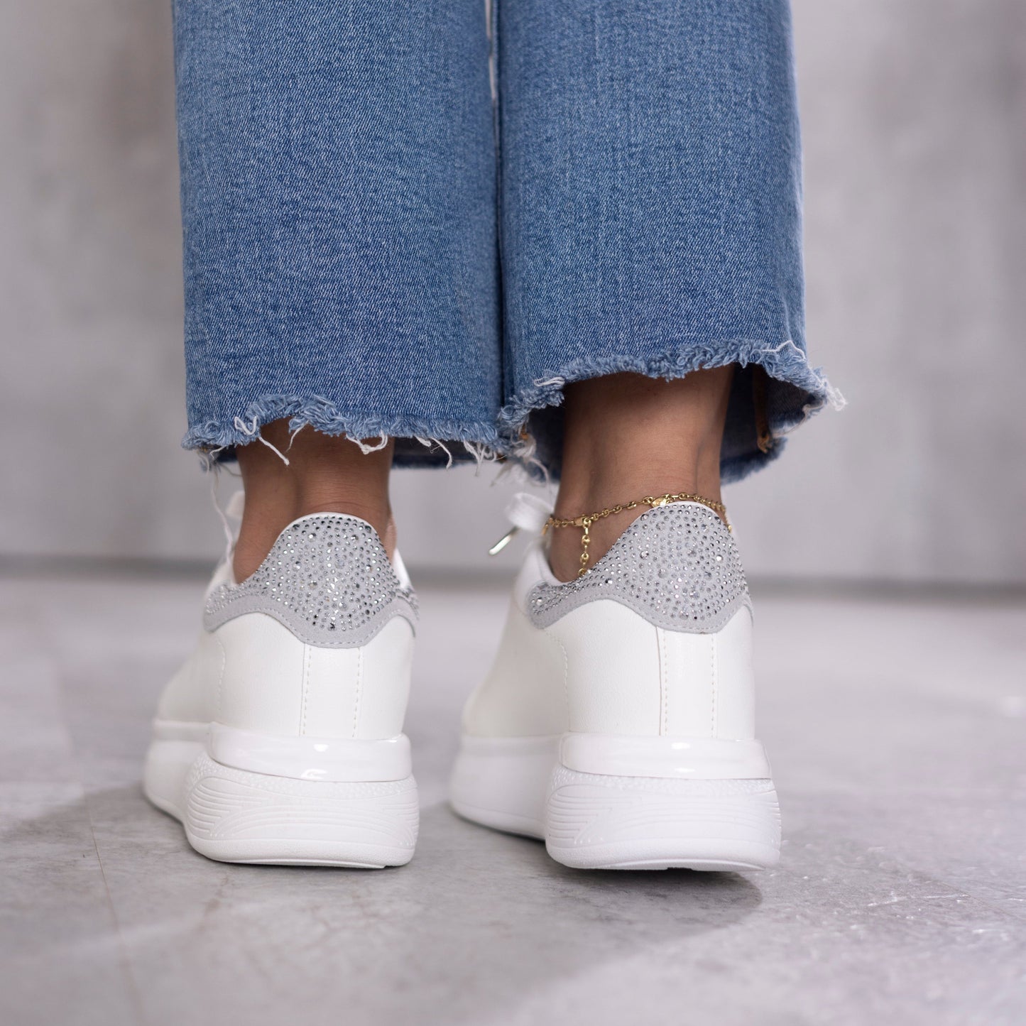 Zapatillas blancas con plateado AITANA con plataforma cómoda y diseño urbano | Calzaristy