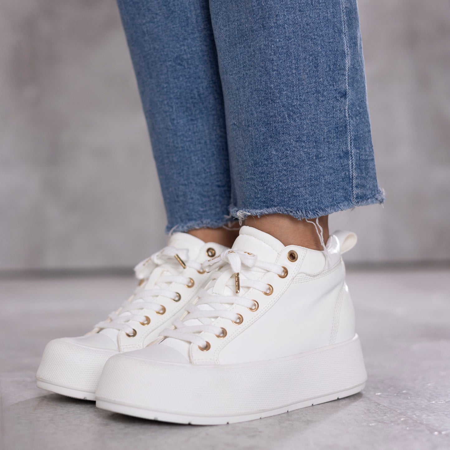 Tenis plataforma LARA en color blanco para mujer CalzAristy