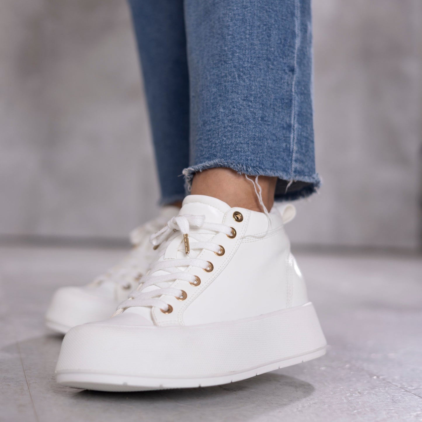 Tenis plataforma LARA en color blanco para mujer CalzAristy