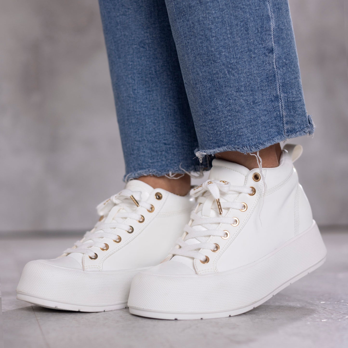 Tenis plataforma LARA en color blanco para mujer CalzAristy