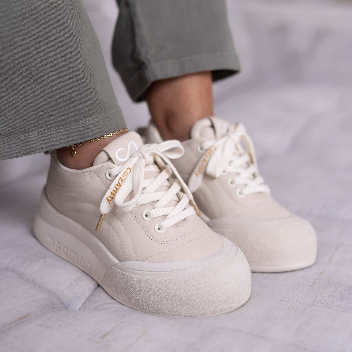 Zapatos MELODY TAUPE para Mujer | Diseño Urbano con Detalles Únicos – Calzaristy