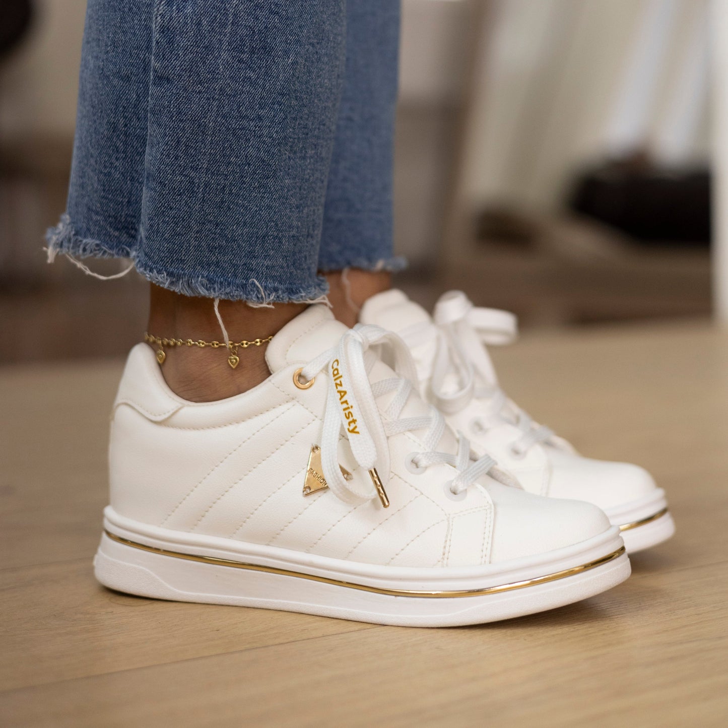 Zapatillas MABEL Blancas con Detalles Dorados para Mujer | Calzaristy