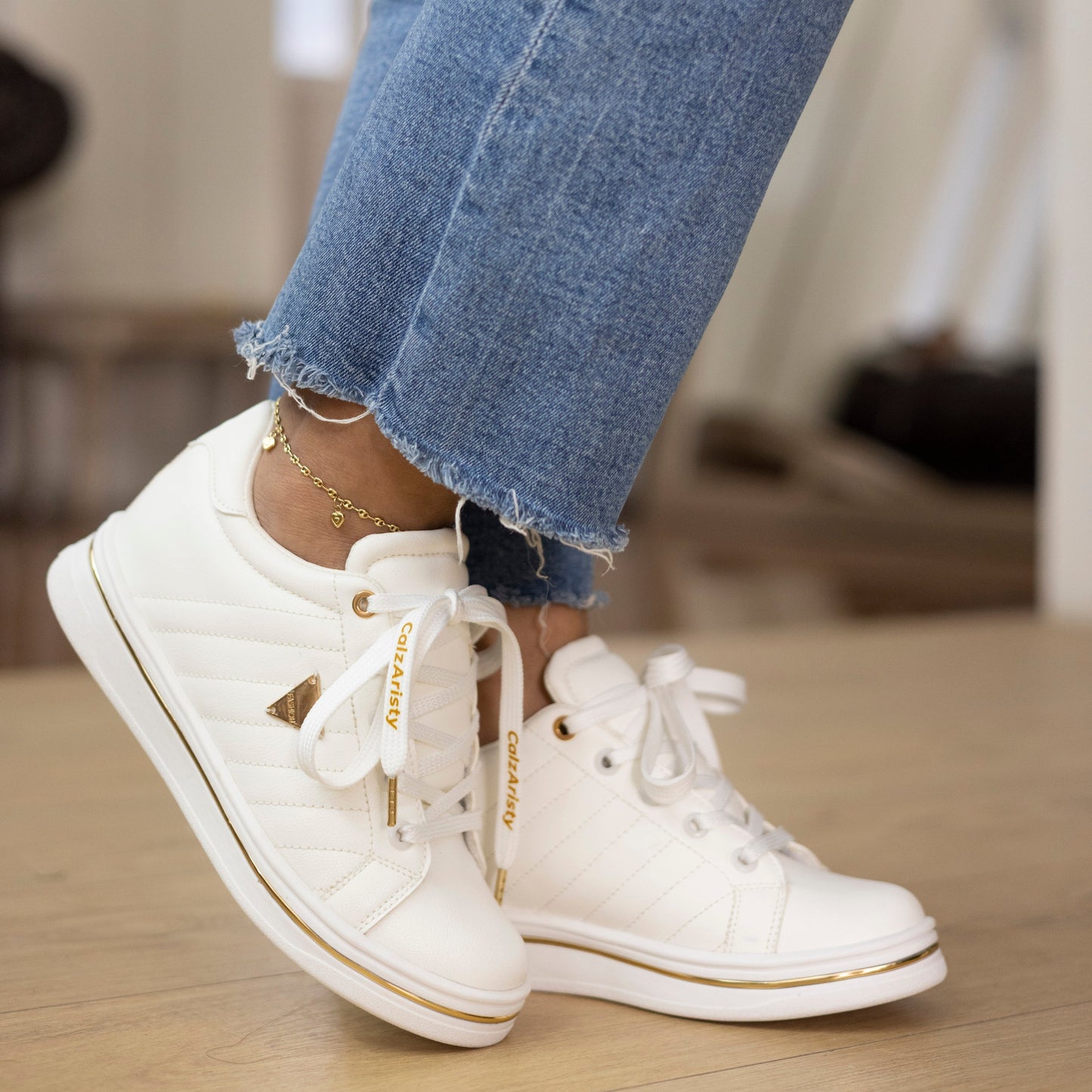 Zapatillas MABEL Blancas con Detalles Dorados para Mujer | Calzaristy
