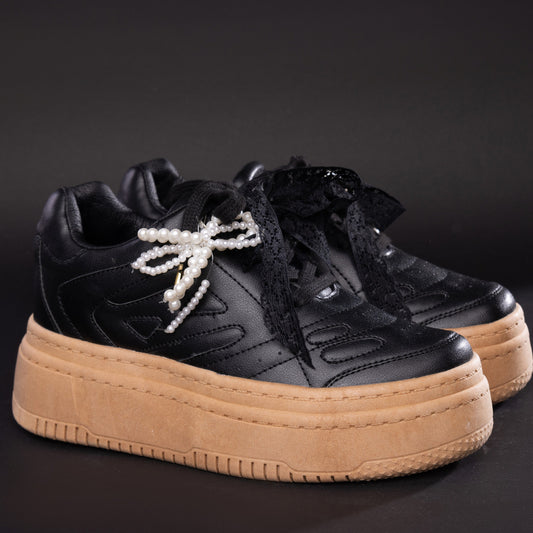 Tenis casuales con cinta en encaje y accesorio de perlas FRANCESCCA Negro