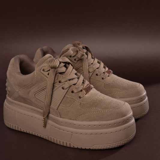 Tenis casuales con apliques en caucho y pequeños taches MAITÉ Camel