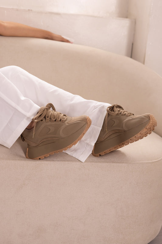 Zapatos De Mujer CalzAristy EMMA Camel – Atrevimiento y Estilo Deportivo