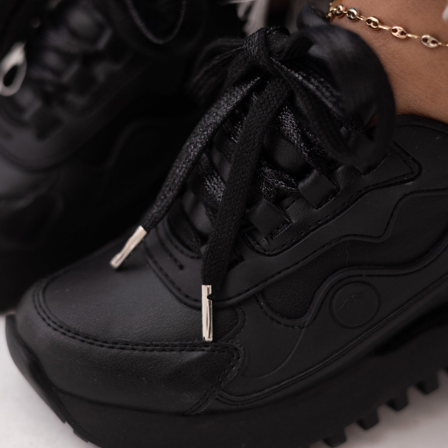 Zapatos De Mujer CalzAristy MAE Negro – Elegancia Urbana en Cada Paso