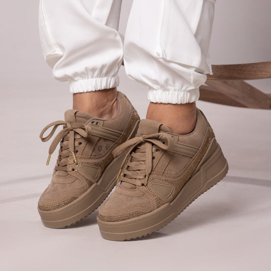 Tenis casuales con apliques en caucho y piedras brillantes MACARENA-2 Camel