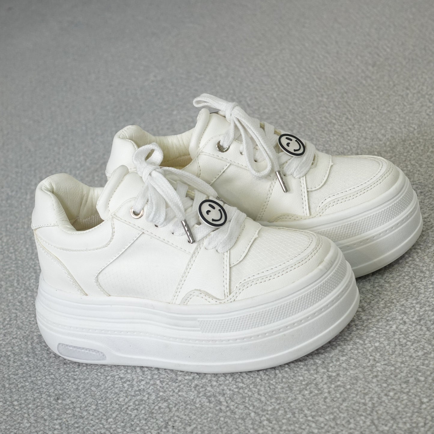 Tenis casuales blancos con plataforma interna accesorio de emoji Happy