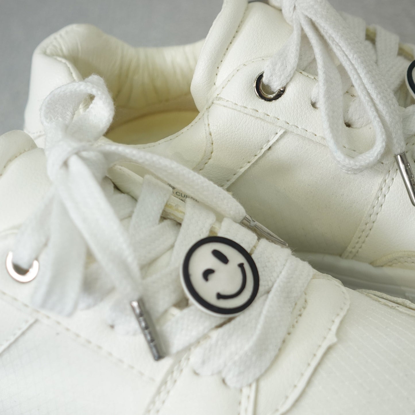 Tenis casuales blancos con plataforma interna accesorio de emoji Happy