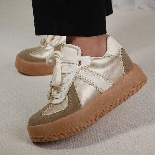 Tenis casuales con apliques en encaje y piedras brillantes HARMONY