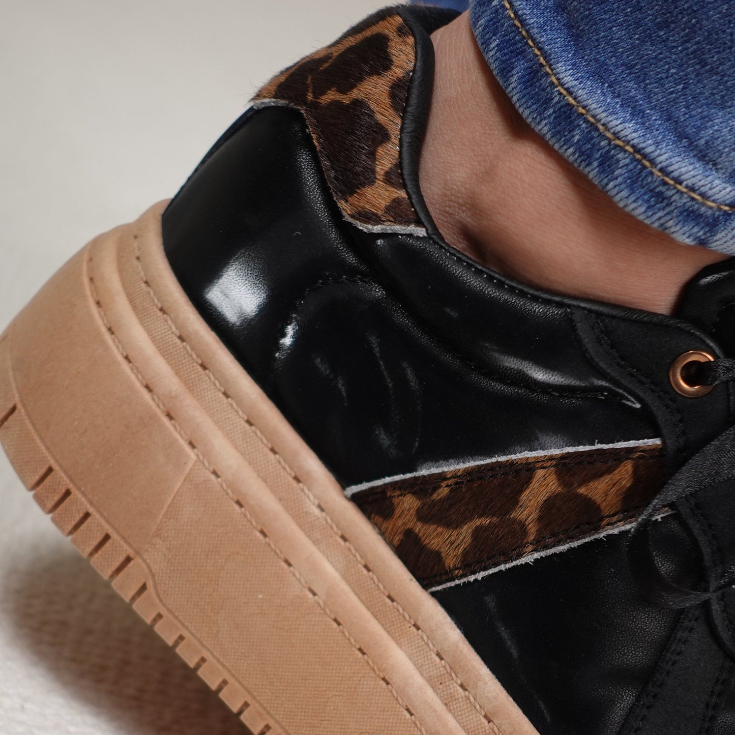 Tenis casuales con detalles en animal print MADISON