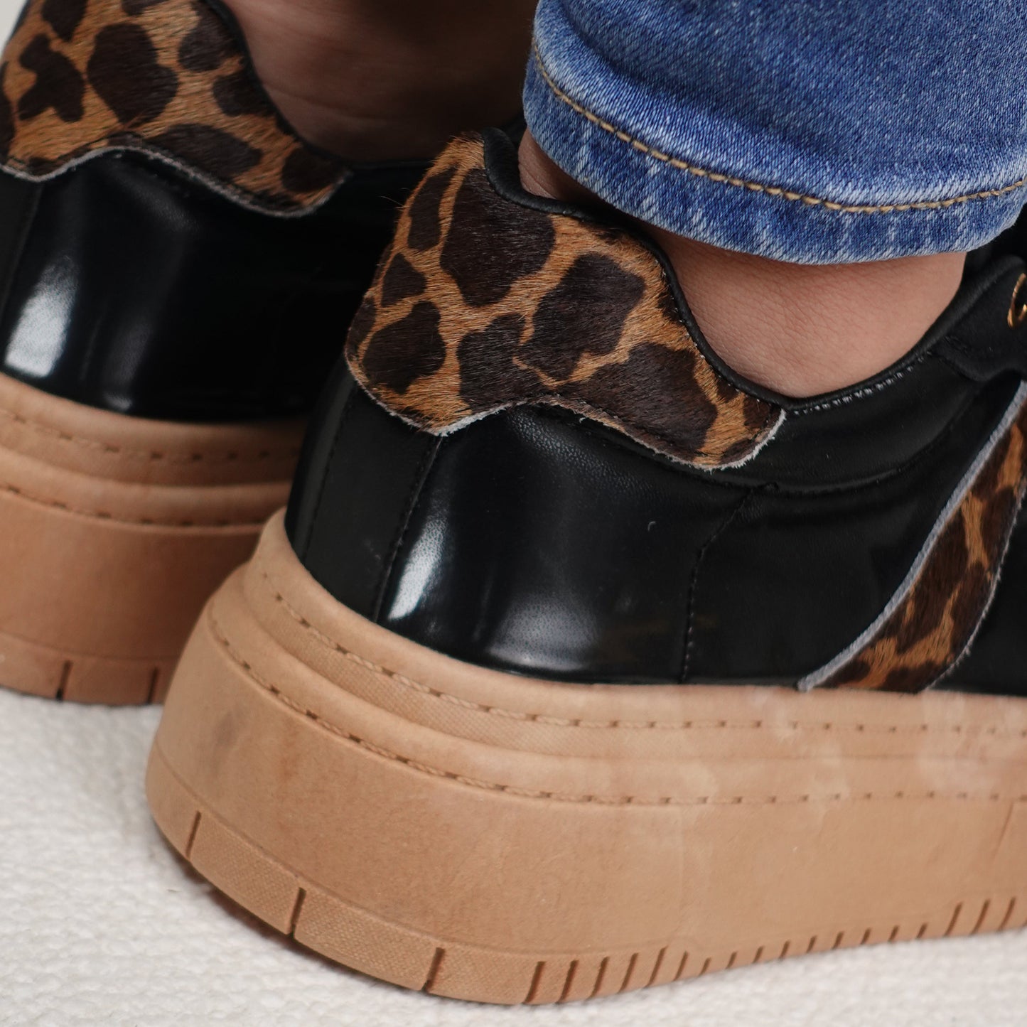 Tenis casuales con detalles en animal print MADISON