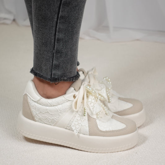 Tenis casuales tendencia boho con detalles en encaje y perlas THALIA