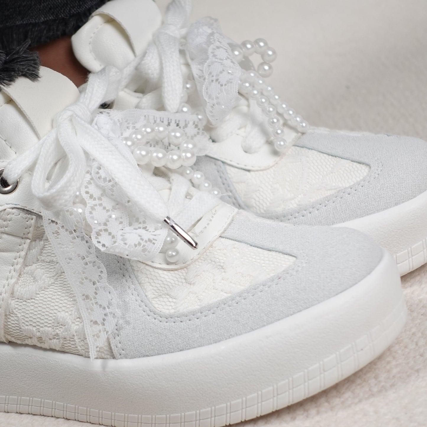 Tenis casuales tendencia boho con detalles en encaje y perlas THALIA