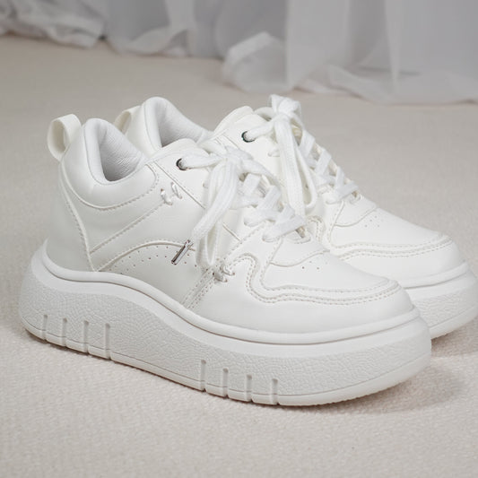 Tenis casuales con detalles manuales y contraste con la suela SABINA Blanco
