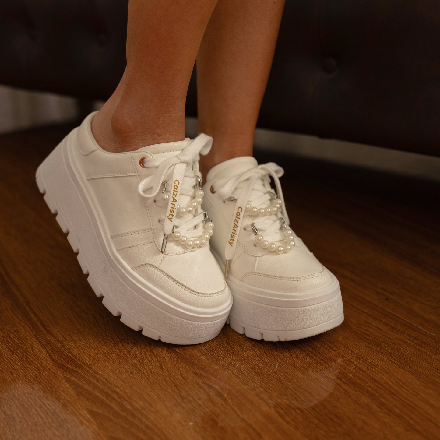 Suecos blancos plataforma OLIVIA de CalzAristy con detalles en perlas – comodidad y estilo femenino