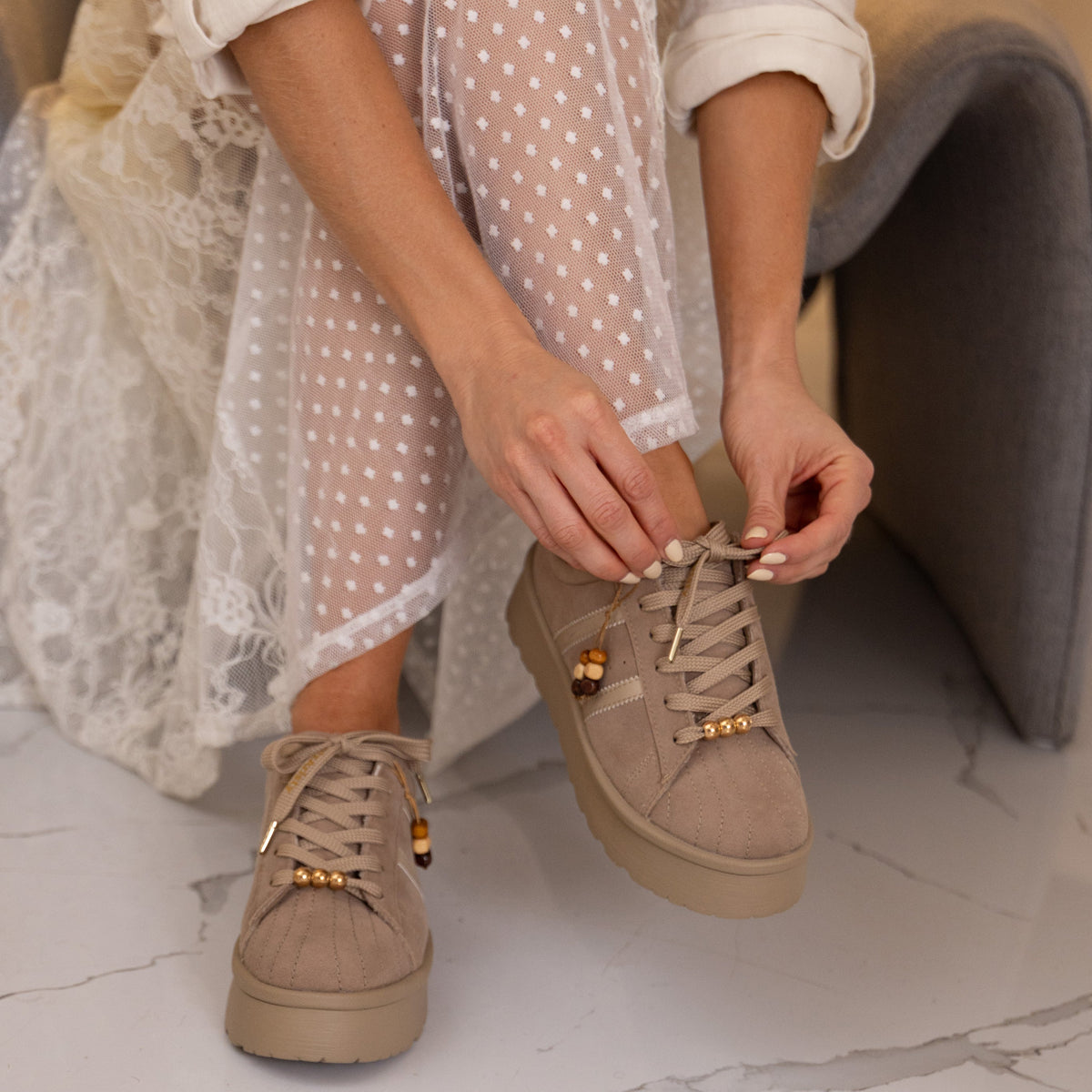 Suecos Julieta color Camel con Plataforma y Dijes de Perlas