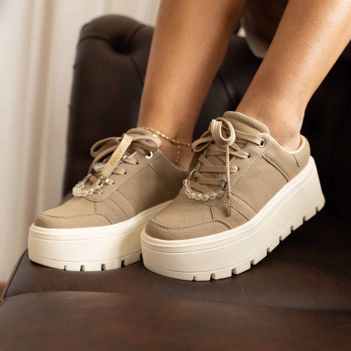 Suecos camel plataforma OLIVIA de CalzAristy con detalles en perlas – comodidad y estilo femenino