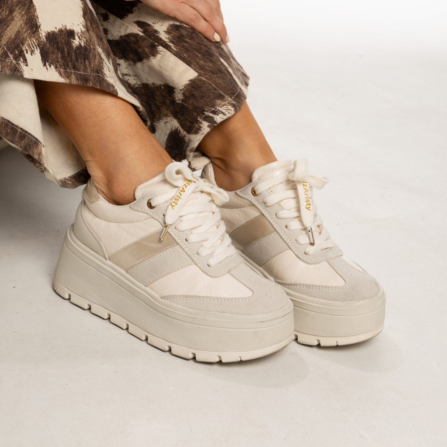 Tenis IRENE beige en carnaza con plataforma – Básico infaltable y cómodo | CalzAristy