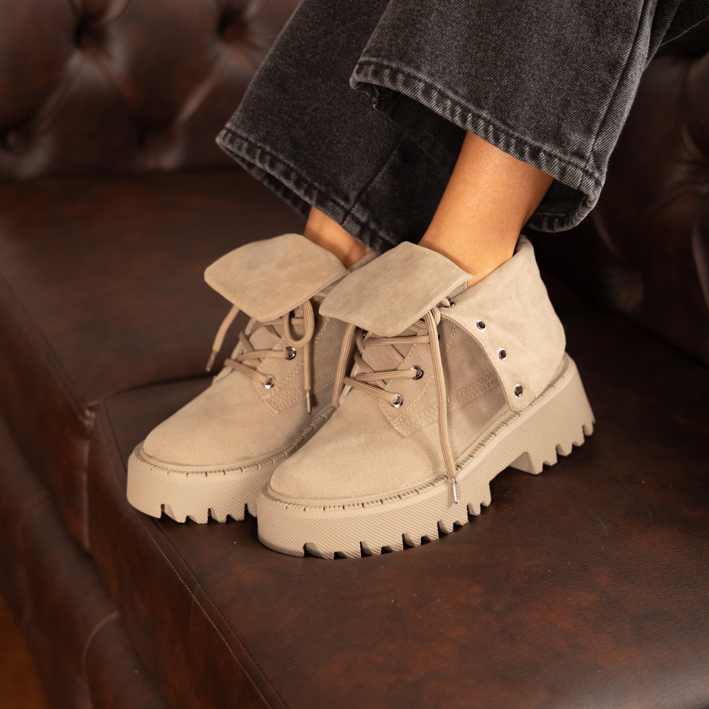Botas KARLA en carnaza camel con suela chunky – Estilo combat con máxima comodidad | CalzAristy