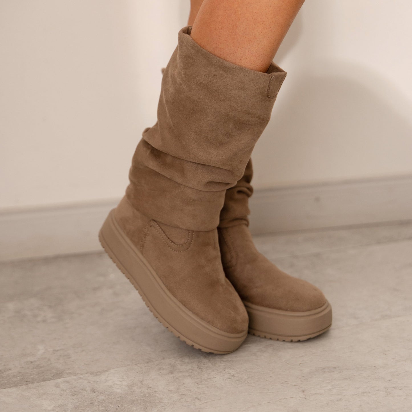 Botas VERA en carnaza camel con plataforma – Comodidad y estilo urbano | CalzAristy