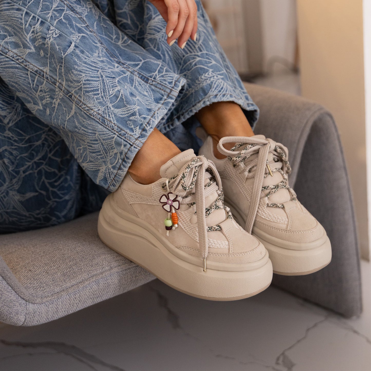 Tenis CLEO en carnaza beige con plataforma – Estilo urbano y máxima comodidad | CalzAristy