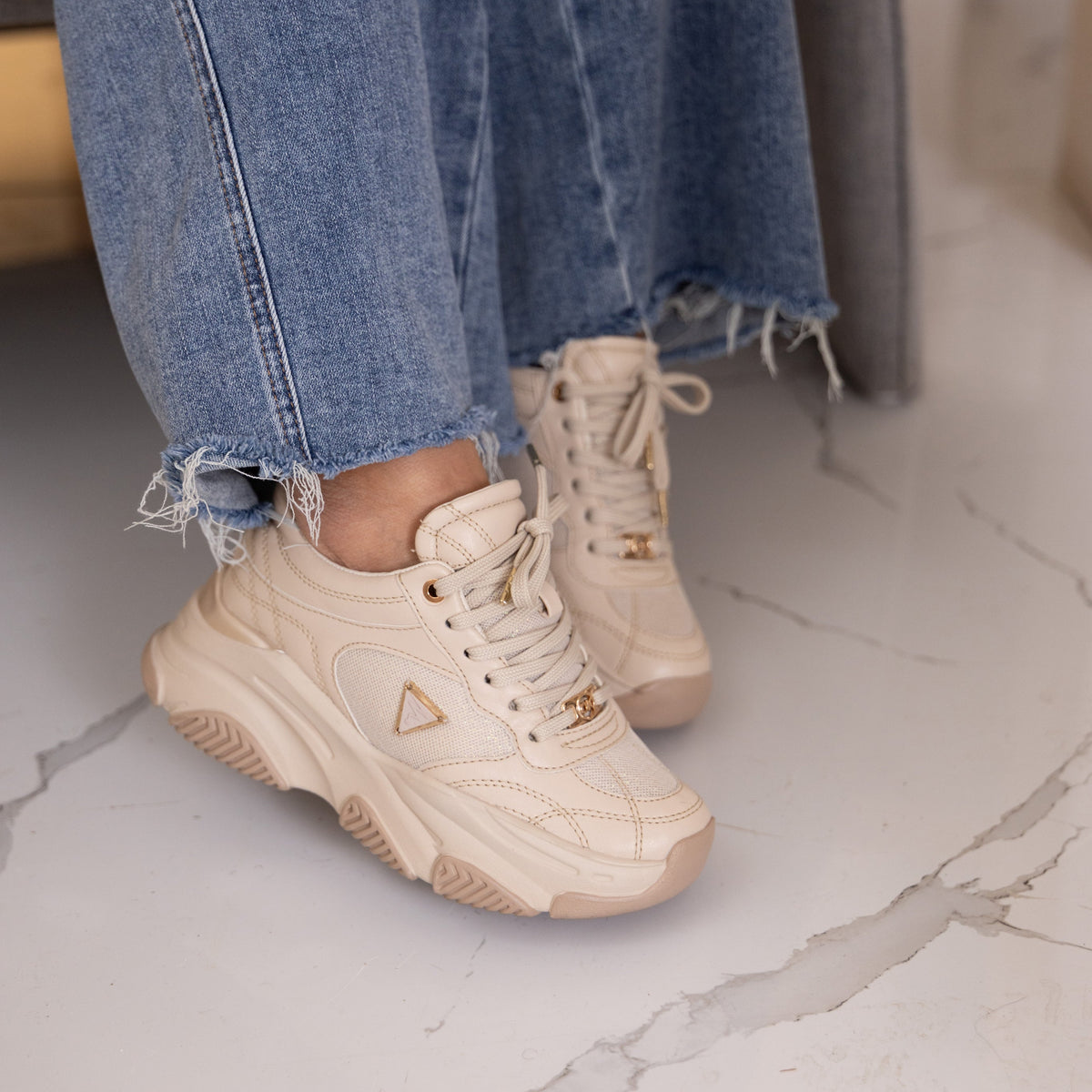 Rebecca – Sneaker Chunky  beige con Detalle Dorado