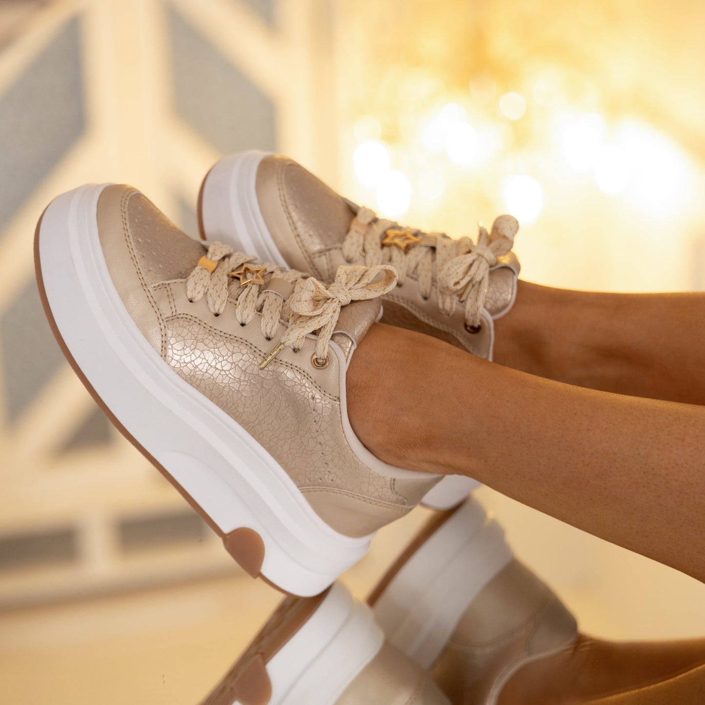 Tenis Plataforma ELISA champagnat con Detalles Dorados | CalzAristy Colombia