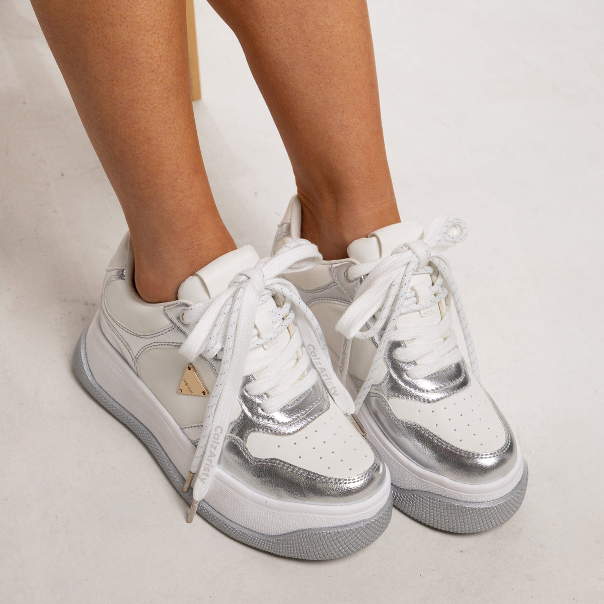 Alessia – tenis Chunky Blanco y plataeado con Detalle Dorado