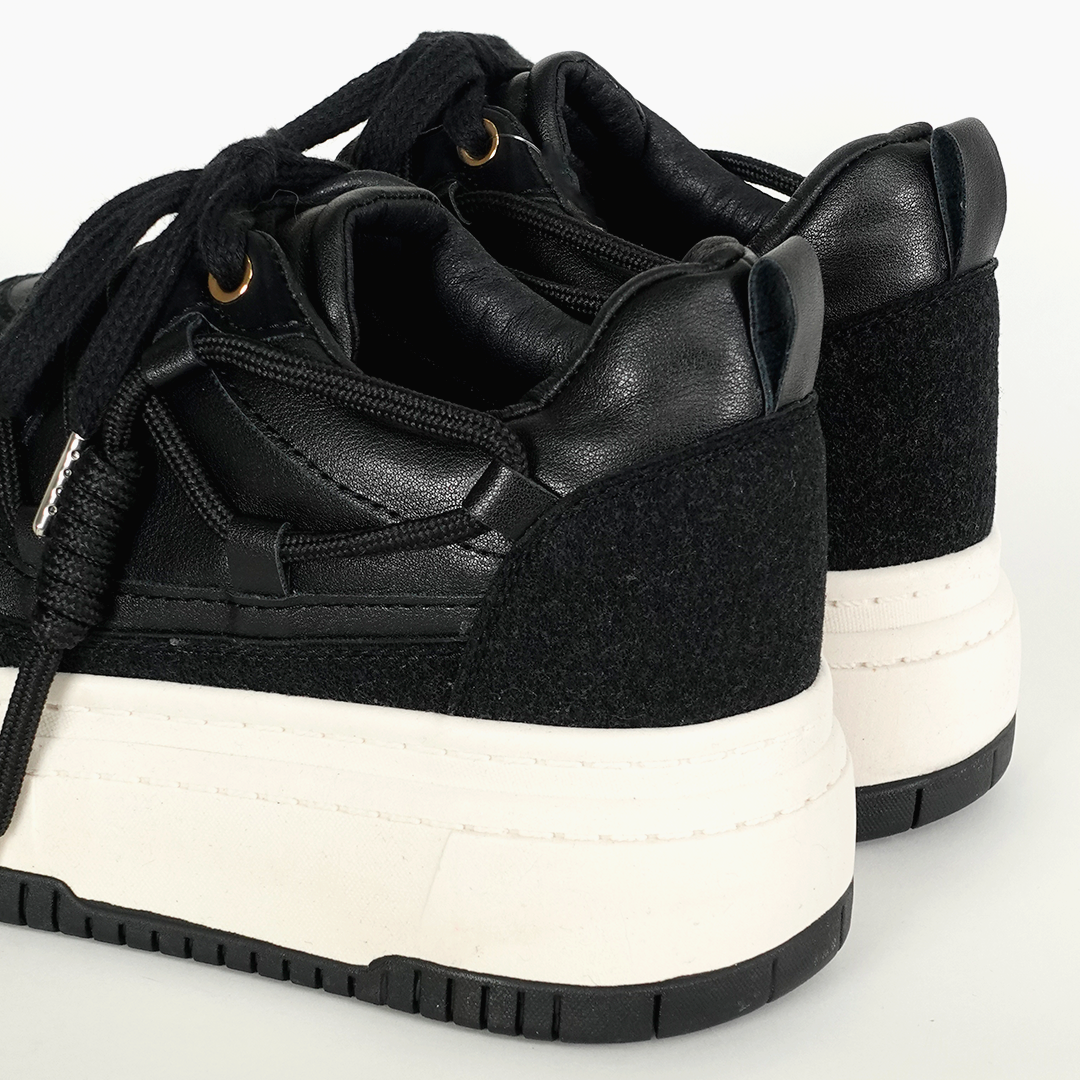 Tenis casuales con doble cordón y diseño elaborado Pía Negro