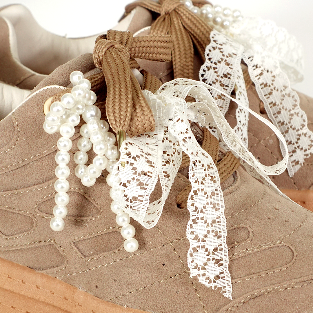 Tenis casuales con cinta en encaje y accesorio de perlas FRANCESCCA Camel