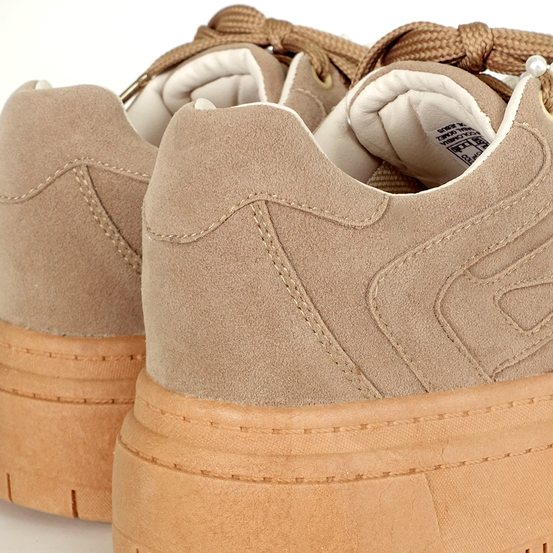 Tenis casuales con cinta en encaje y accesorio de perlas FRANCESCCA Camel