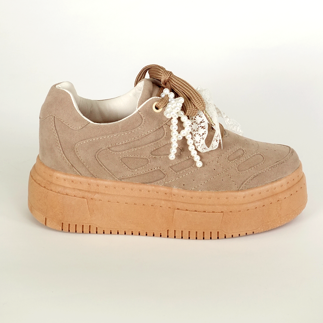 Tenis casuales con cinta en encaje y accesorio de perlas FRANCESCCA Camel
