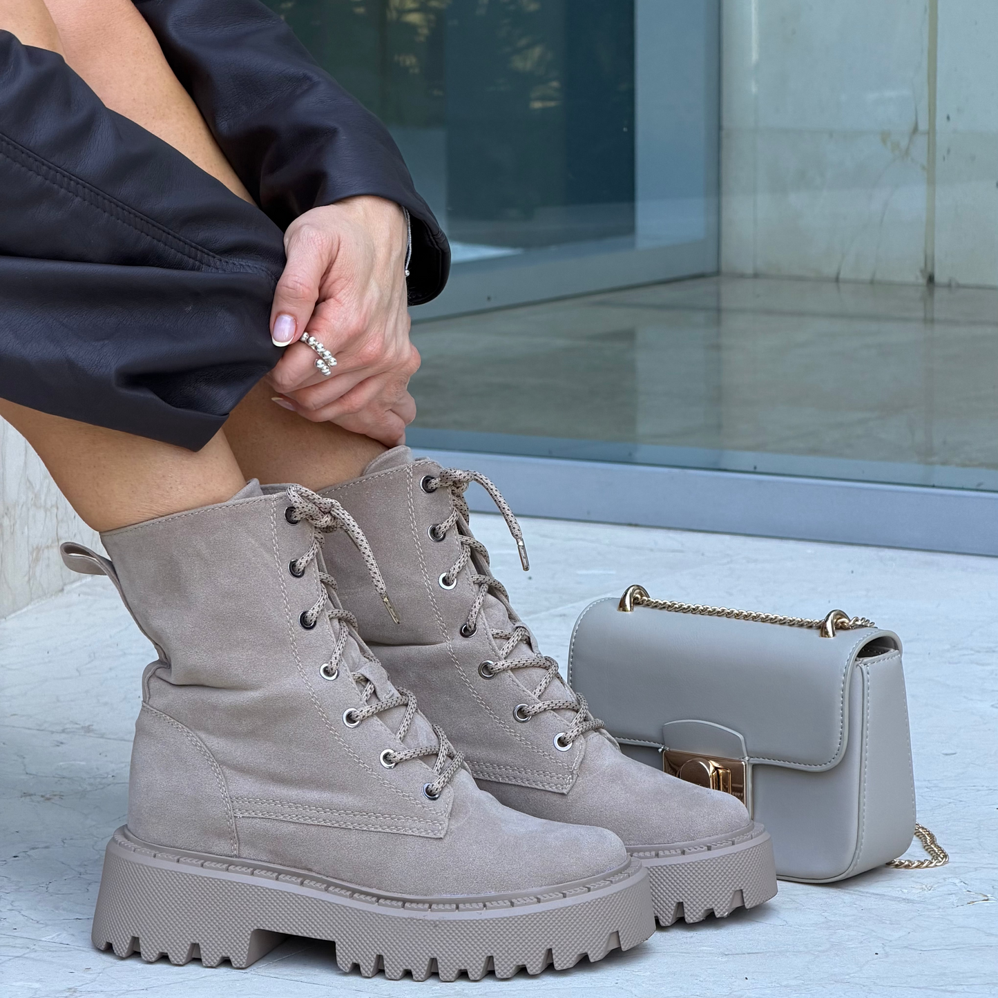 Botas KARLA en carnaza camel con suela chunky – Estilo combat con máxima comodidad | CalzAristy