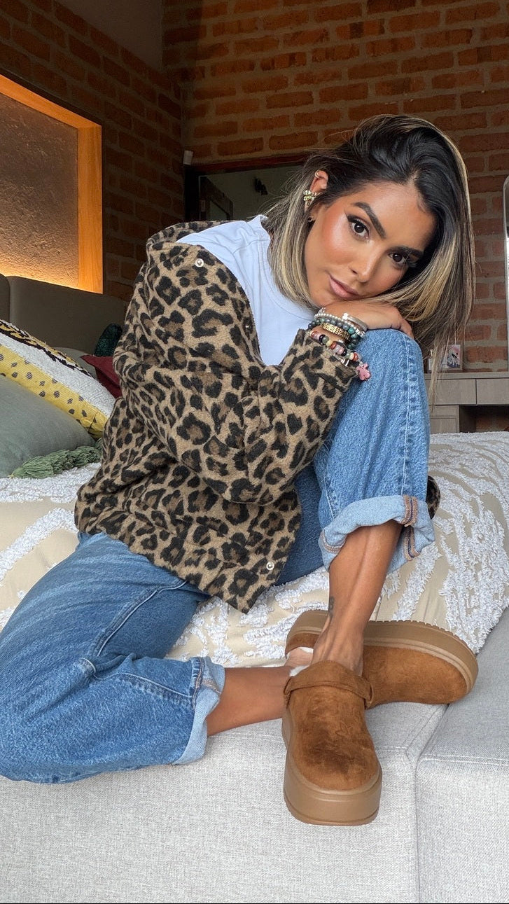 Zuecos CELINA de Calzaristy – Comodidad acolchada y estilo casual en color miel